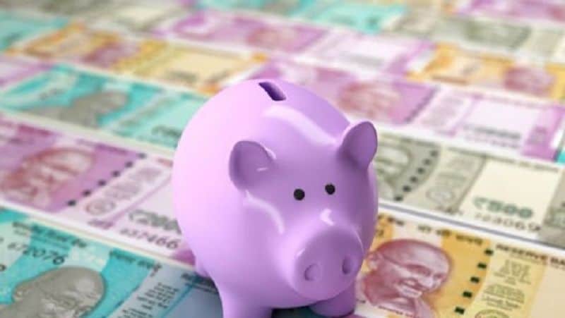 मेच्योरिटी पीरियड
पीपीएफ (PPF) अकाउंट का मेच्योरिटी पीरियड 15 साल का है। वैसे तो इस अकाउंट से बीच में पैसा नहीं निकाला जा सकता, लेकिन कुछ खास नियमों के तहत 7 साल पूरे होने पर कुछ पैसा निकाला जा सकता है। इस अकाउंट को मेच्योरिटी के बाद 5-5 साल के लिए बढ़ाया भी जा सकता है।
(फाइल फोटो)
