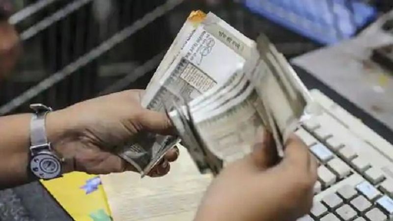 खाता कर सकते हैं ट्रांसफर
इस अकाउंट को देश के किसी भी पोस्ट ऑफिस ब्रांच में ट्रांसफर किया जा सकता है। पीपीएफ अकाउंट बैंक में भी खोला जा सकता है। वहां भी अकाउंट ट्रांसफर की सुविधा मिलती है।
(फाइल फोटो)