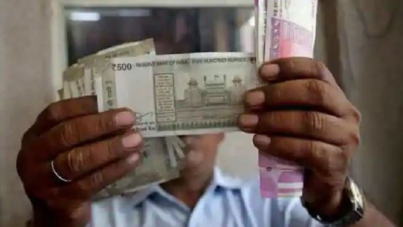 मिलती है टैक्स में छूट
पीपीएफ अकाउंट में निवेश पर इनकम टैक्स की धारा 80C के तहत टैक्स में छूट भी मिलती है। पीपीएफ में निवेश करने पर इनकम टैक्स में 1.5 लाख रुपए की छूट हासिल की जा सकती है।
((फाइल फोटो)
