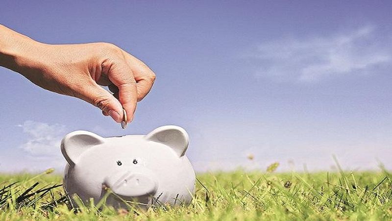 कितने समय में पैसा होगा डबल
पीपीएफ (PPF) अकाउंट में पैसा लगाने पर रूल ऑफ 72 के मुताबिक, 7.1 फीसदी सालाना ब्याज की दर से आपका पैसा करीब 10 साल और 1 महीने में डबल हो जाएगा। रूल ऑफ 72 फाइनेंस का एक खास नियम है, जिससे तय किया जाता है कि कितने समय में जमा धन डबल होगा। यह निवेश पर मिलने वाले ब्याज दर के मुताबिक तय किया जाता है।
(फाइल फोटो) 