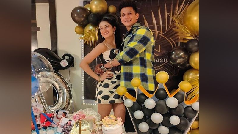 प्रिंस इस मौके पर काले रंग की टी शर्ट और जॉगर्स पहने नजर आ रहें है, जबकि युविका, एक मोनोक्रोम पोल्का डॉट ड्रेस में बहुत खूबसूरत लग रही है। 