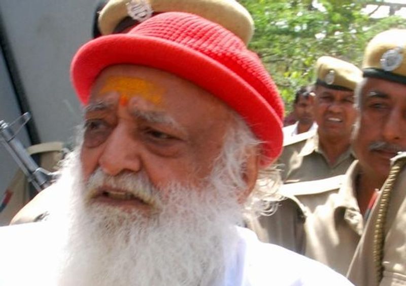 मीडिया रिपोर्ट्स के मुताहबिक जब कोर्ट से आग्रह किया कि आसाराम की अपील पर जल्द सुनवाई की जाए तो जस्टिस मेहता और जस्टिस व्यास की खंडपीठ ने आसाराम के अधिवक्ता को कहा कि सोमवार को ही अपील पर बहस कर ली जाए। वे सुनने को तैयार हैं, लेकिन अधिवक्ता सुनवाई के लिए तैयार नहीं थे।