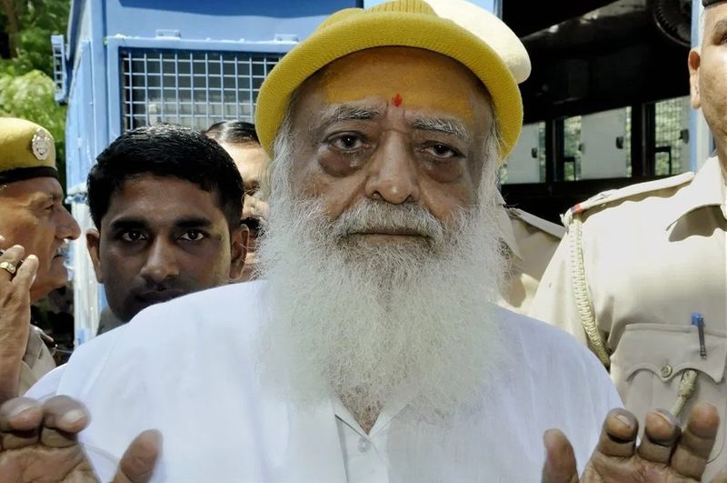 आसाराम की ओर से वीसी (वीडियो कॉन्फ्रेंसिंग) के जरिए अधिवक्ता प्रदीप चौधरी ने पैरवी की और कहा है कि 2013 से आसाराम जेल में है और उसकी उम्र करीब 80 साल है। उसकी उम्र को देखते हुए अपील पर जल्द सुनवाई की जाए। 