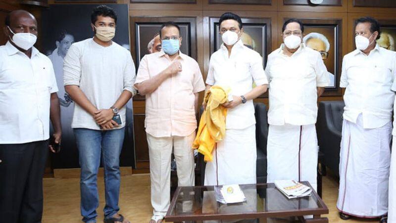 Is Congress washing its hands of DMK? Secret alliance talks with Kamal Hassan