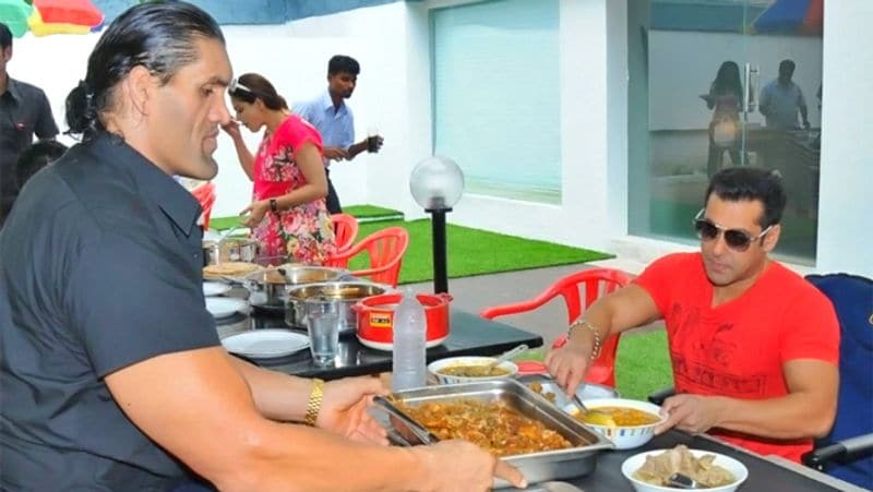 7 फुट 3 इंच लंबे द ग्रेट खली के आगे अच्छे-अच्छे हीरो भी बौने नजर आते हैं। बॉलीवुड के मसल्स मैन यानी सलमान खान तो खली के कंधे के नीचे आते हैं। सलमान की हाइट 5 फुट 8 इंच है। 