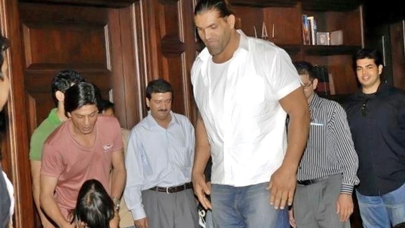 इसी दौरान खली ने शाहरुख के साथ पोज देते वक्त एक्टर को अपने बाएं हाथे से दबोच लिया था। इसके बाद किंग खान खली के गिरफ्त से छूटने के लिए उनका हाथ हटा रहे थे। ये वाकया आज से 6 साल पहले यानी 2014 का है। 