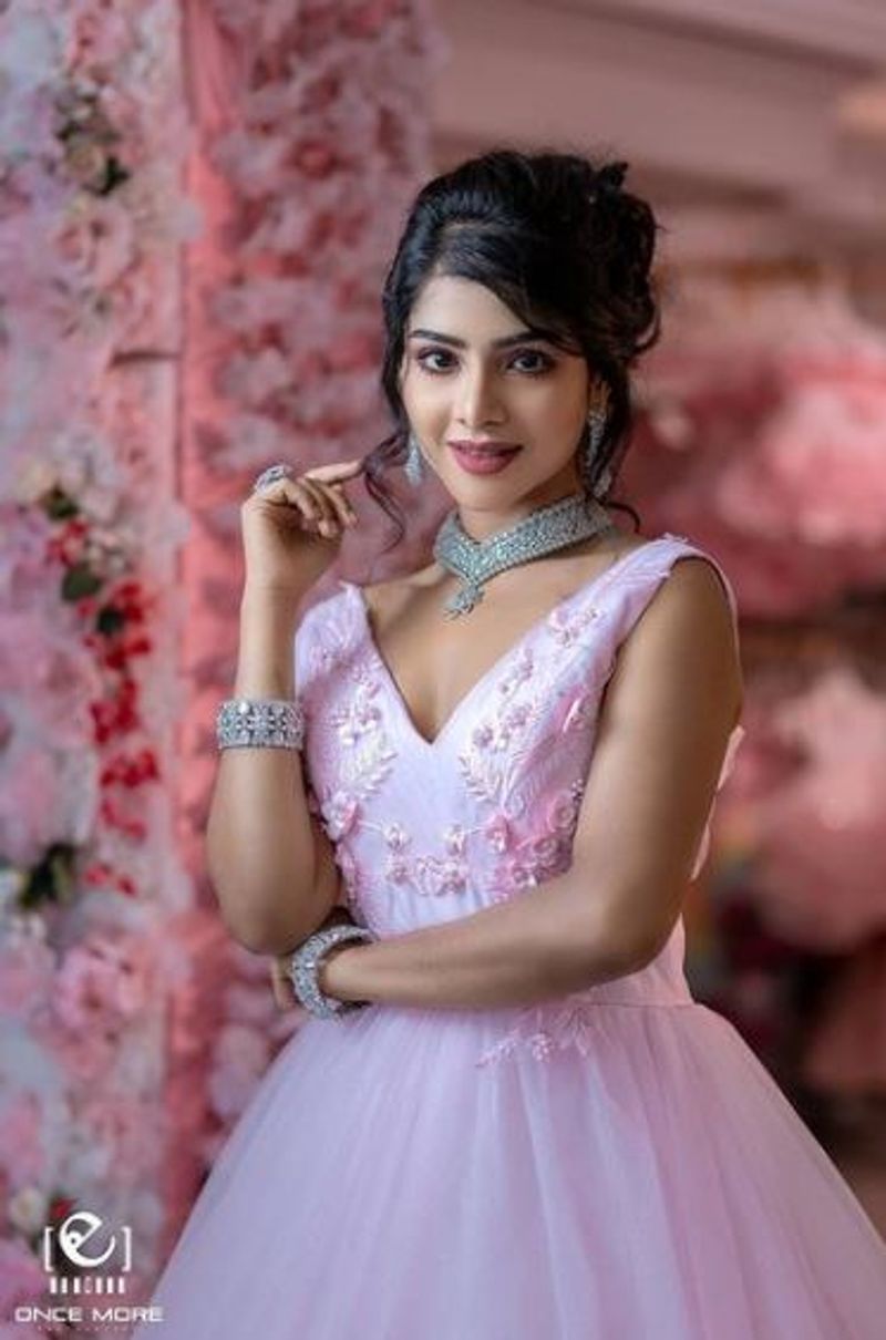 cook with comali pavithra lakshmi latest photos