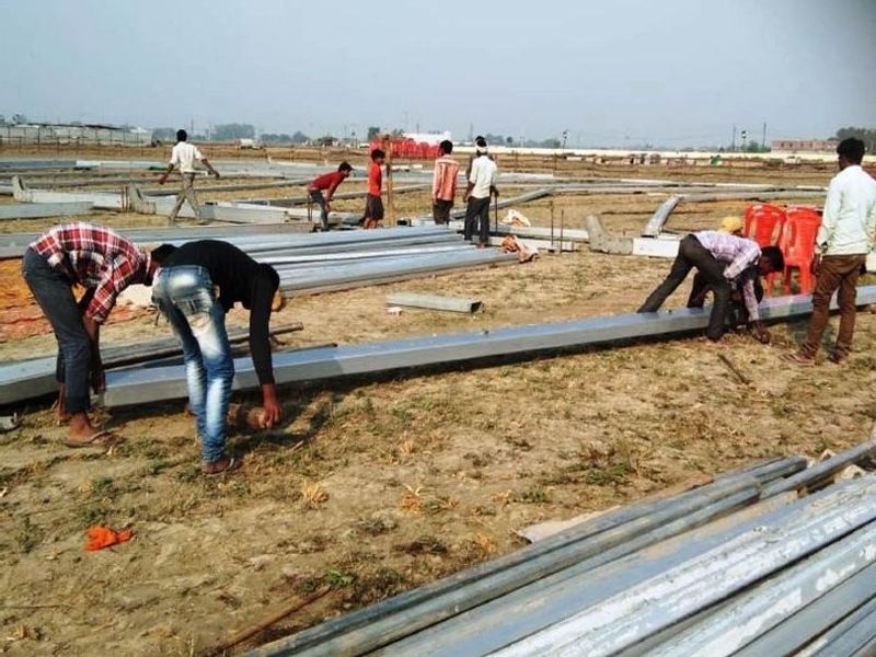 राजघाट पर प्रधानमंत्री मोदी द्वारा गंगा में दीपदान की तैयारियां चल रही है। गंगा और सीढ़ीयों पर 60 फिट लंबा और 45 फिट चौड़ा मंच बनना है। पीडब्ल्यूडी को यहां की जिम्मेदारी मिली है। यहां से प्रधानमंत्री नावों के काफिला संग घाटों पर किये गए, दीपोत्सव को निहारेंगे। जगह जगह सांस्कृतिक कार्यक्रम भी होगा।
