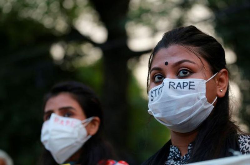 चीन: दी जाती है मौत की सजा
भारत के पड़ोसी देश चीन में रेप के दोषी को फांसी की सजा दी जाती है। यहां दोषी पाए जाने के बाद जल्द से जल्द फांसी पर चढ़ाया जाता है। चीन में मेडिकल टेस्ट में रेप की पुष्टि के बाद एक छोटा सा ट्रायल होता है, इसके बाद फांसी दे दी जाती है। यही कारण है कि कई केसों में यहां निर्दोष को फांसी पहले दी गई, जबकि वह बाद में निर्दोष साबित हुआ। 