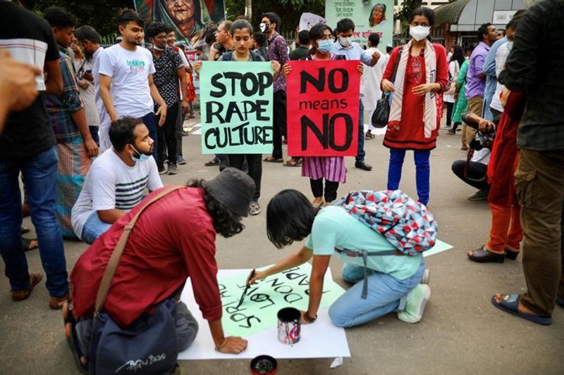 इराक : दी जाती है कठोर सजा
इराक में रेप की रुह कांपने वाली सजा दी जाती है। यहां रेप के दोषी किसी व्यक्ति को पत्थरों से मार-मार कर उसकी हत्या की जाती है। अपराधी को तब तक पत्थर मारे जाते हैं, जब तक की वो मर ना जाए।