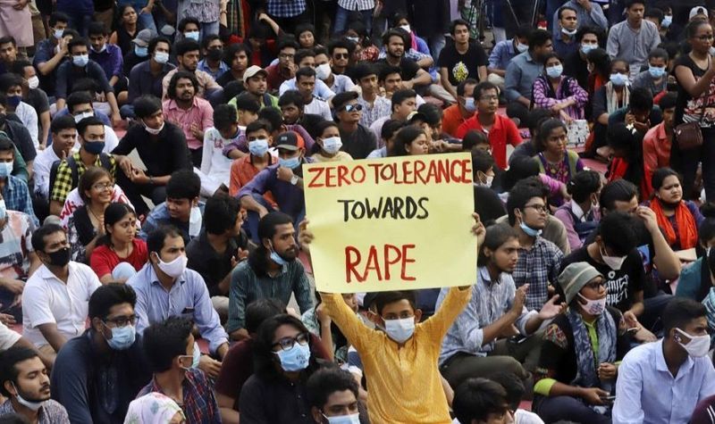 अमेरिका: दी जाती है नपुंसक बनाने की सजा
अमेरिका में वैसे तो रेप के लिए उम्रकैद की सजा दी जाती है। लेकिन कैलिफोर्निया, फ्लोरिडा, जॉर्जिया, लोवा, लुसियाना, मोनटाना, ओरेगॉन, टैक्सास जैसे कुछ प्रांत में दोषी को नपुंसक तक बना दिया जाता है। 