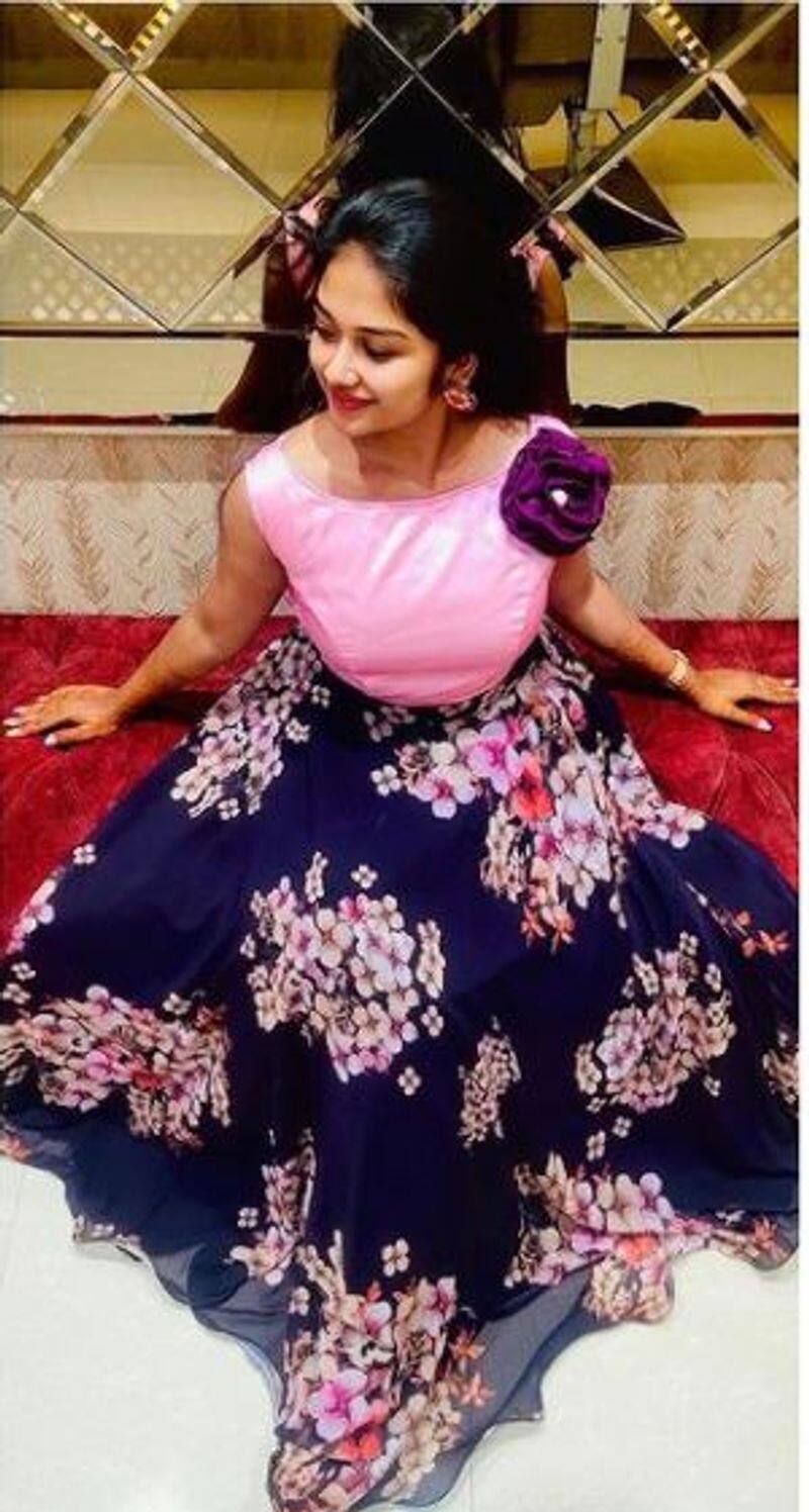 chithi 2 serial actress venba hot modern dress look photo gallery