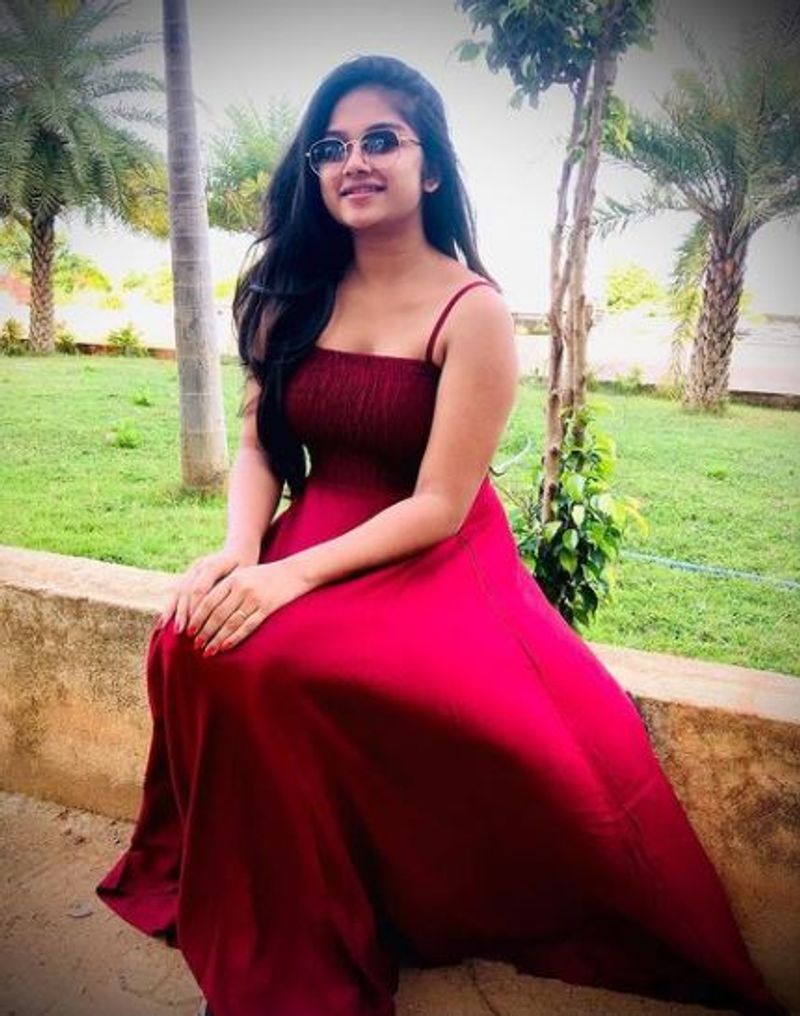 chithi 2 serial actress venba hot modern dress look photo gallery