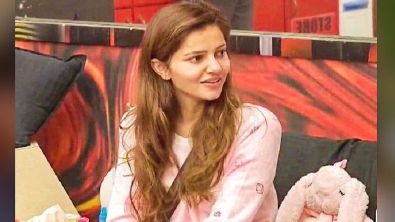 रूबीना दिलाइक और निक्की तंबोली ने भी कहा कि वे रात भर सो नहीं पाईं। इस अनजान शक्ति की वजह से घरवाले बेहद डरे हुए हैं।