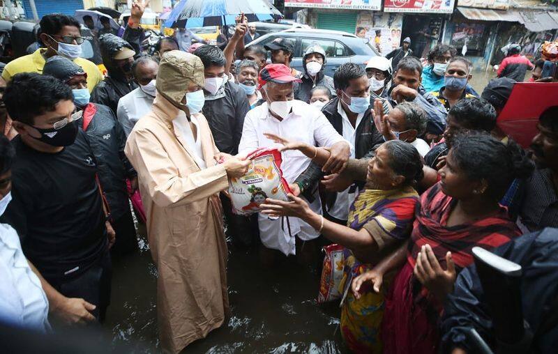 Stalin meets people with food items in pouring rain .. !! Comfort to the people as it happened in the flood.