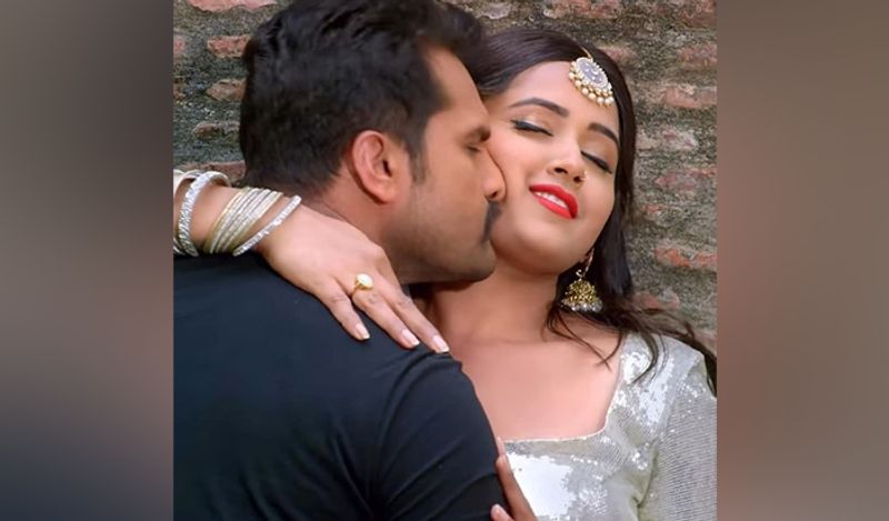 बता दें, खेसारी और काजल राघवानी की जोड़ी भोजपुरी की पसंदीदा जोड़ियों में से एक है। सोशल मीडिया पर वायरल हो रही ये फोटो उनकी फिल्म 'बाघी' की शूटिंग के दौरान ली गई थी। दोनों स्टार्स की ये तस्वीर उनके इसी फिल्म के गाने के शूट के दौरान की है।