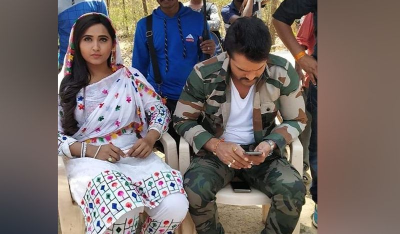 फिल्म 'बाघी' में खेसारी ने एक आर्मी जवान का किरदार प्ले किया है और काजल ने एक पाकिस्तानी लड़की का, जो खेसारी को अपने प्यार में फंसाकर भारत के खिलाफ साजिश रचती हैं।
