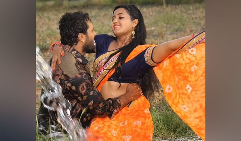 काजल राघवानी और खेसारी ने साथ में 30 से भी ज्यादा फिल्मों में साथ में काम किया है। दोनों की कैमिस्ट्री फैंस को खूब भाती है। फिर चाहे वो रील हो या रीयल। इतना ही नहीं ज्यादा फिल्मों में साथ काम करने से लोग दोनों पति-पत्नी तक समझने लगे थे। 