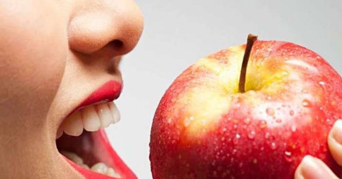 ஆப்பிளை தோலுரித்து சாப்பிடலாமா? எப்படி சாப்பிட்டால் ஆரோக்கியத்திற்கு நல்லது?