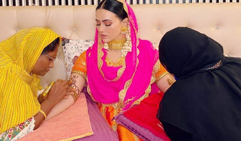 सना खान ने इंस्टाग्राम पर फोटो शेयर करने के साथ ही कैप्शन में 'मेहंदी' लिखा है। एक्ट्रेस की फोटो को इंस्टाग्राम पर खबर बनाए जाने तक महज 3 घंटे में 3 लाख से भी ज्यादा लाइक्स मिल चुके हैं। 