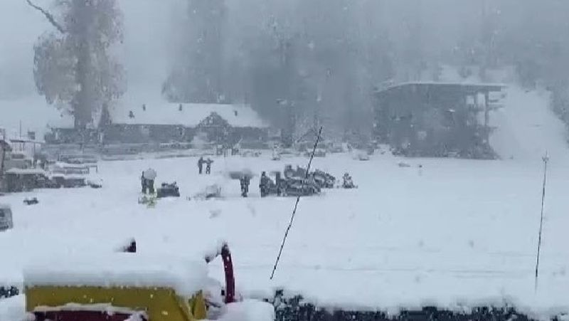 हिमाचल के कुल्लू सोलंग में बुधवार को रुक-रुक बर्फबारी होती रही।
