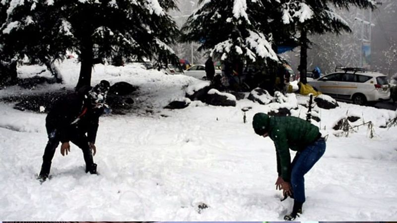 हिमाचल में इस तरह की बर्फबारी का असर पंजाब से लेकर मप्र तक दिखाई देता है।
