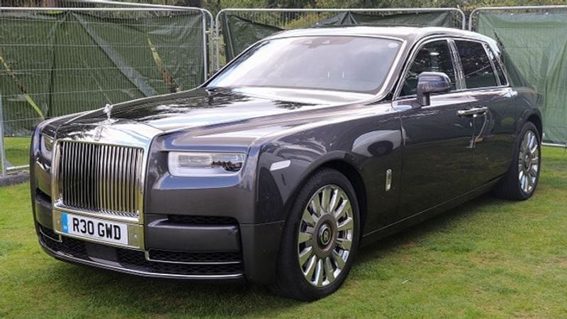 श्लोका मेहता को रॉल्स रॉयस फैंटम (Rolls Royce Phantom) भी बेहद पसंद है। यह भी एक बेहतरीन कार है। इसकी कीमत करीब 4 करोड़ रुपए है। 