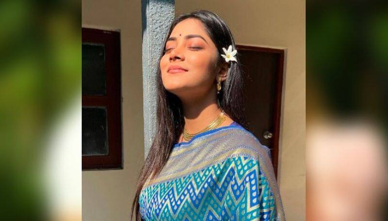 Mohor serial actress Sonamoni Saha looks ravishing in blue saree ADB