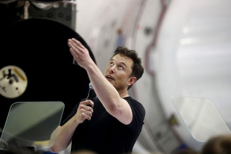 एलन ने बीच में छोड़ दी पढ़ाई (Elon Left Education)
एलन पर अपने इंजीनियर पिता के गुण शामिल थे। वहीं उनमें टैलेंट भी था। ये देखकर उनके पिता भी उन्हें अपने साथ काम पर ले जाते थे। इस दौरान उन्होंने अपने पिता के साथ काफी कुछ सीखने का मौका मिला। 17 साल की उम्र में एलन पढ़ाई के लिए कनाडा चले गए। उनकी मां कैनेडियन नागरिक थी इसलिए उनको कनाडा की नागरिकता मिल गई। यहां एलन अपना खर्च निकालने के लिए पढ़ाई के साथ पार्ट टाइम जॉब भी करते थे। फिर एलन ने स्टैनफोर्ड यूनिवर्सिटी में एडमिशन लिया लेकिन उनको पता चल चुका था कि मैं ये सिस्टेमैटिक स्टडी के लिए नहीं बना हूं। स्टैनफोर्ड यूनिवर्सिटी में एडमिशन लेने के दो दिन बाद ही उन्होंने कॉलेज छोड़ दिया। इस पर उनपर ड्राप आउट स्टूडेंट कहकर जमकर मजाक उड़ाया गया। वो एक फेल स्टूडेंट कहे जाते थे। पर एलन के दिमाग के लाइफ को लेकर बिंदास प्लान थे। 