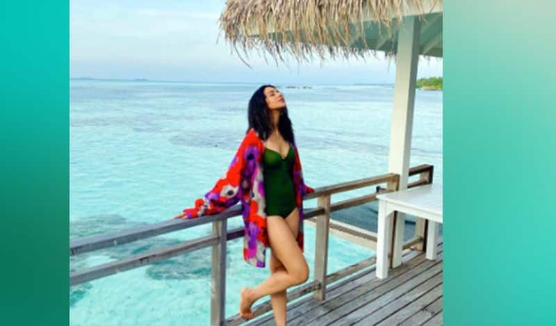 samantha top angle bikini pose rock in social media
