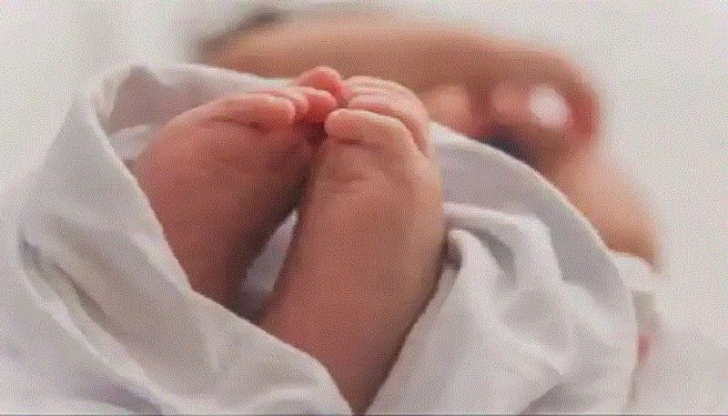 అంతేకాదు.. ఈ ఊర్లో మరో రూల్ కూడా ఉంది. ఆ గ్రామంలో మహిళలు కేవలం ఇంట్లోనే బిడ్డకు జన్మనివ్వాలి. డెలివరీ కోసం ఆస్పత్రికి వెళ్లడానికి లేదు. ఇది ఆ గ్రామంలో అమలౌతున్న ఆంక్షలు కాగా.. అందరూ దానిని ఫాలో అవుతూనే ఉన్నారు.