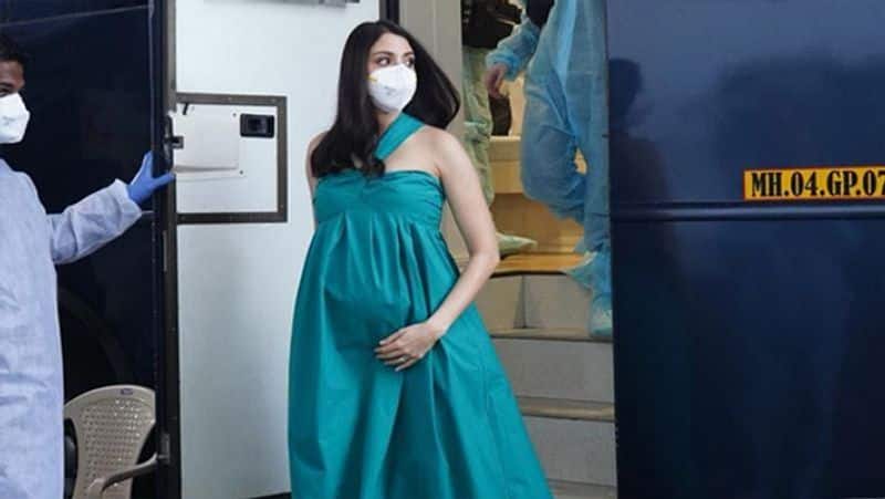 pregnant anushka sharma shooting back to back endorsement campaigns in mumbai photos viral on social media KPJ