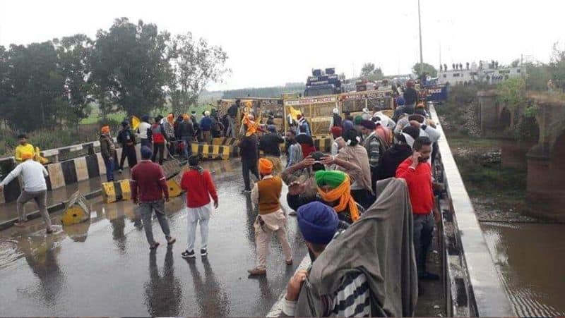 Photos of Huge Farmer Cop Clash On Haryana Bridge pod