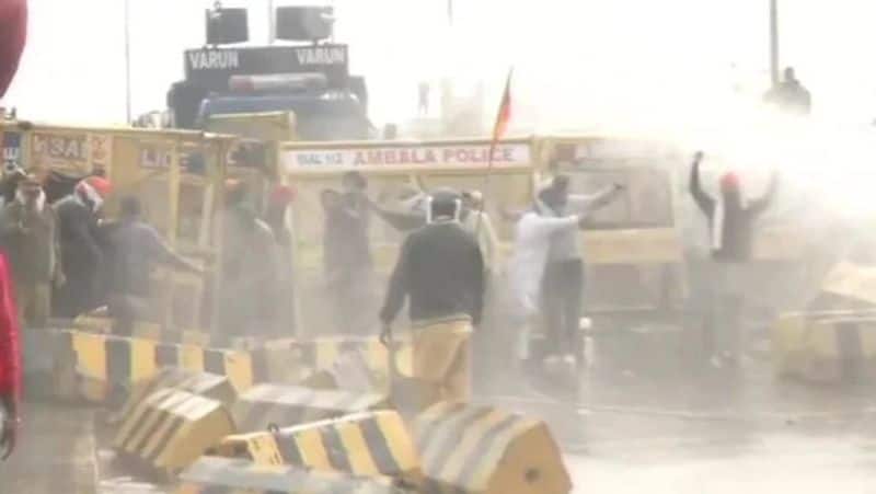 Photos of Huge Farmer Cop Clash On Haryana Bridge pod