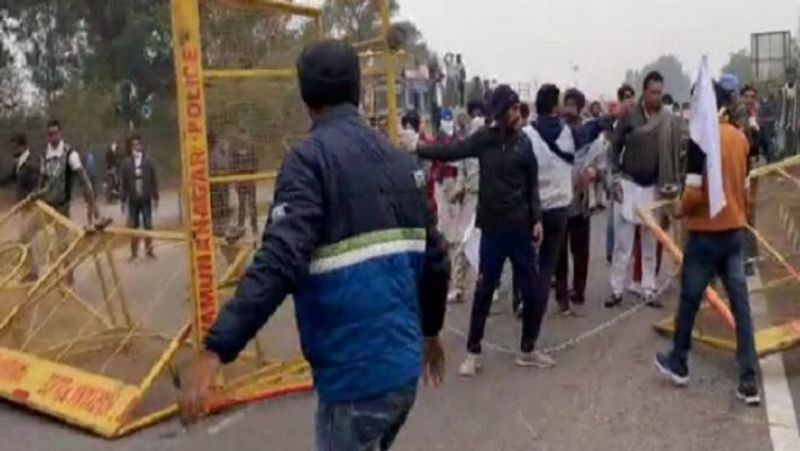 Photos of Huge Farmer Cop Clash On Haryana Bridge pod
