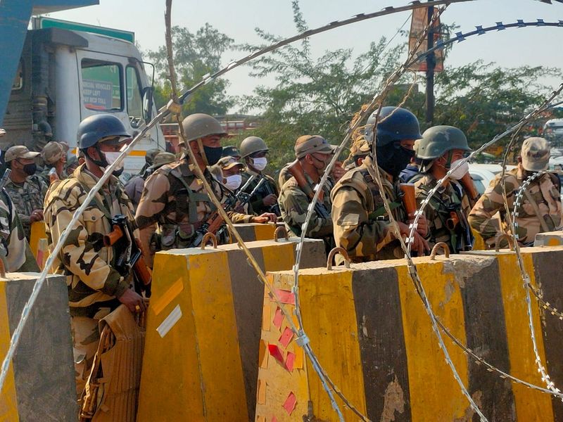 Delhi Chalo central government sent down a paramilitary force to stop the farmers march to delhi