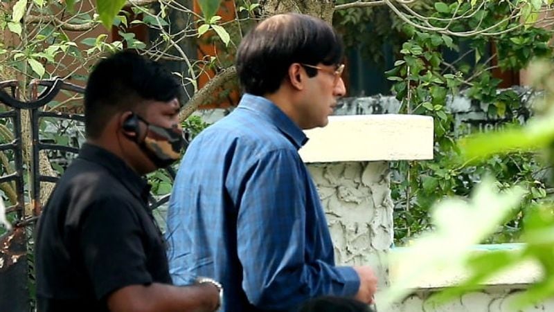 abhishek bachchan first look from his upcoming film bob biswas shooting in kolkata cant recognizable KPJ