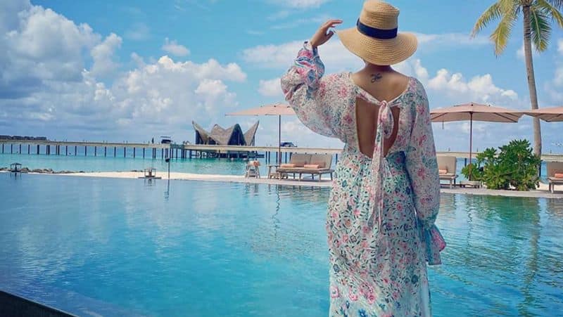 samantha akkineni sizzles white bikini and flaunts her toned body actress chills in maldives share photos have a look KPJ