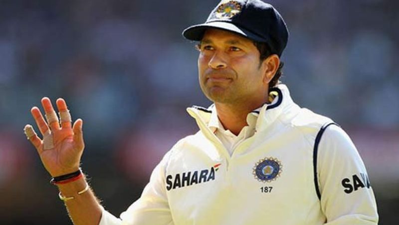 पड़ताल के दौरान हमें एक्सप्रेस स्पोर्ट्स के ट्विटर हैंडल पर भी यह तस्वीर मिली। 19 मई 2017 को पोस्ट की गई इस तस्वीर को लेकर कहा गया कि सचिन तेंदुलकर अपनी फिल्म को लेकर प्रधानमंत्री नरेंद्र मोदी से मिले।