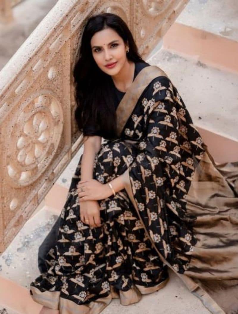actress priya anand hot saree photo gallery