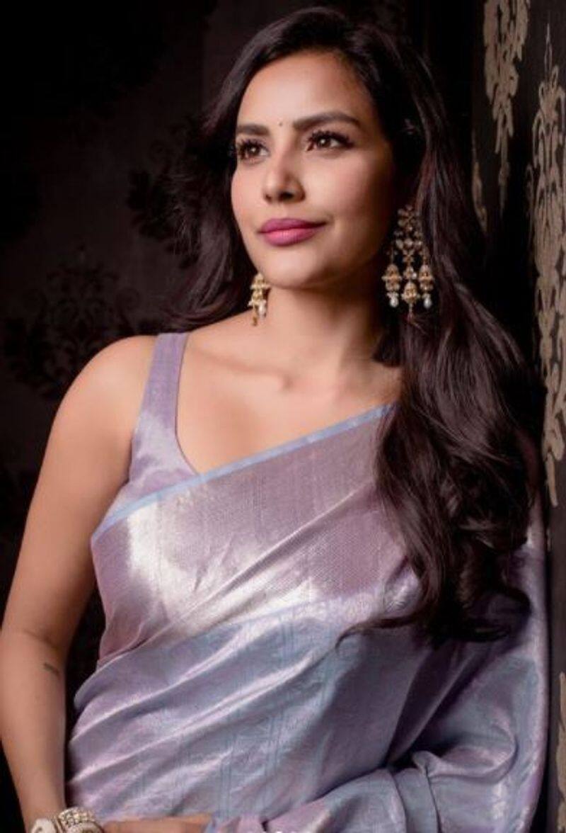 actress priya anand hot saree photo gallery