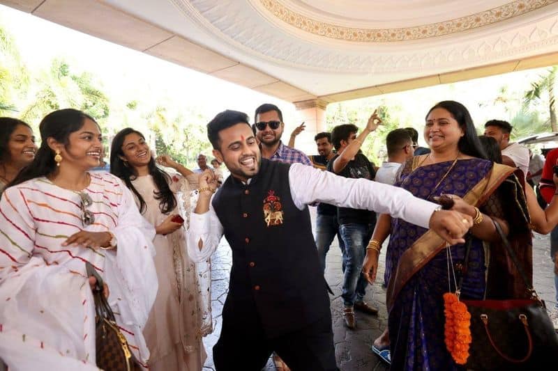 Belagavi MLA congress Leader Lakshmi Hebbalkar son marriage  goa photos mah