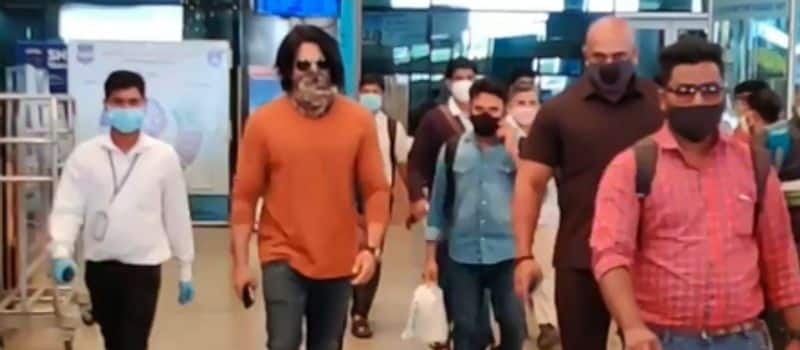 Yash arrives at Hyderabad airport in style ahead of KGF Chapter 2 shoot dpl