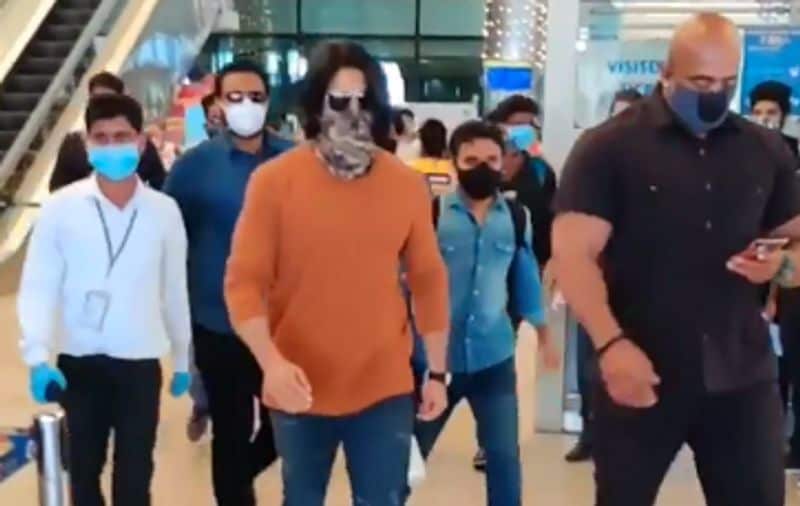 Yash arrives at Hyderabad airport in style ahead of KGF Chapter 2 shoot dpl