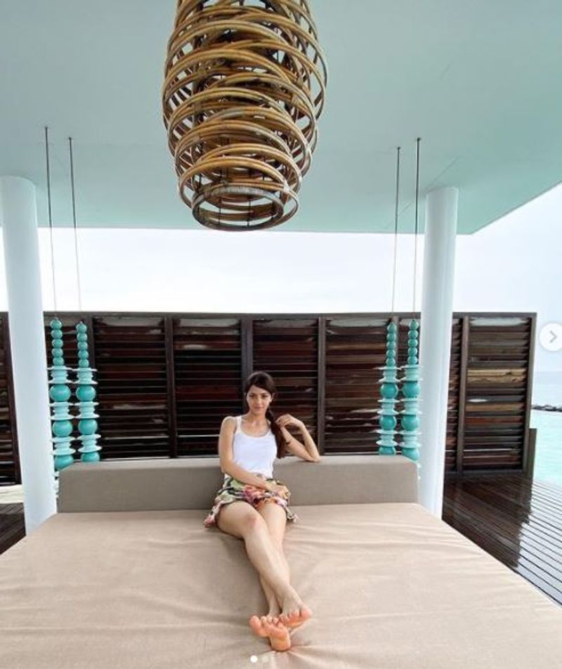 actress vedhika lover load hot bikini photo goes viral