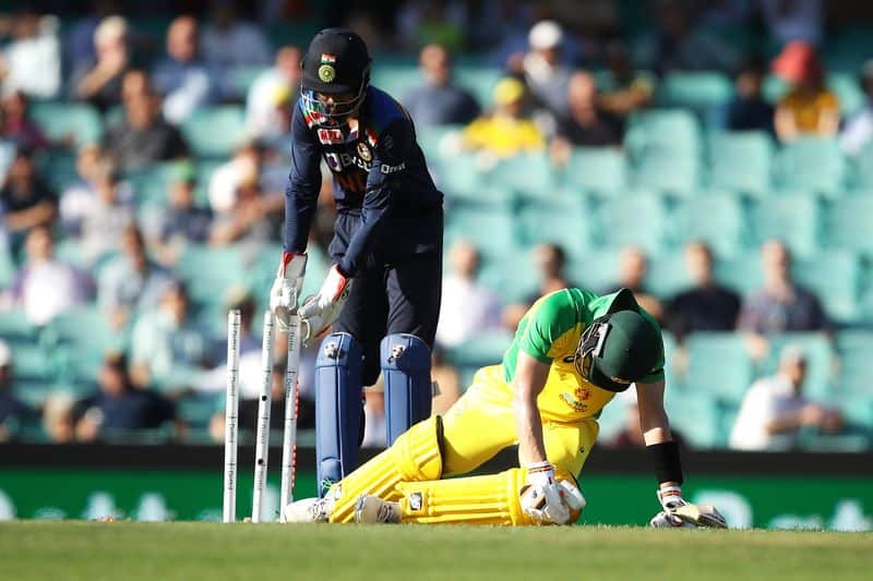 India vs Australia 2020-21: Protesters run in on Sydney pitch to interrupt 1st ODI-ayh