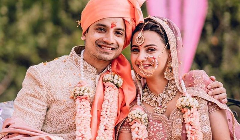शादी के बाद अब प्रियांशु की ये फोटोज सोशल मीडिया पर वायरल हो रही है। जिसमें दोनों पति-पत्नी शादी के जोड़े में नजर आ रहे हैं। दोनों ने पिंक एंड गोल्डन कलर का आउटफिट पहन लिया है। जहां, वंदना का लहंगा तस्वीरों में कमाल का लग रहा है। वहीं, पिंक सेहरे शेरवानी में प्रियांशु भी खूब जच रहे हैं। 