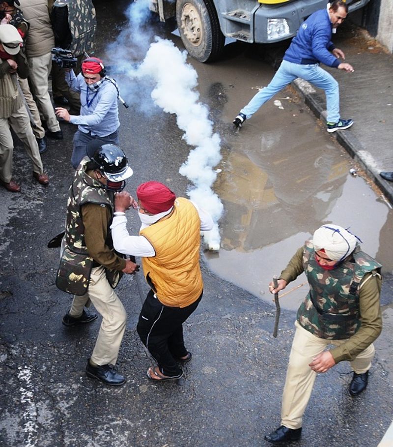 Delhi Chalo Farmers and police clash on the Delhi border