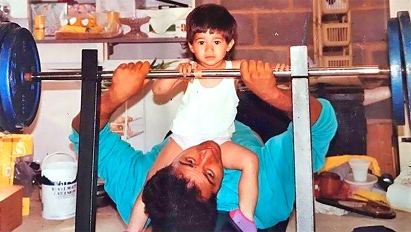 घर के जिम में बेटे के साथ एक्सरसाइज करते सनी देओल। 