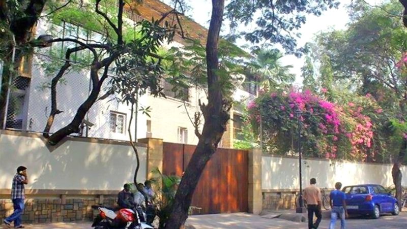 बाहर से कुछ ऐसा दिखता है सनी देओल का जुहू स्थित बंगला। अमिताभ बच्चन का घर 'जलसा' भी यहीं पर है।